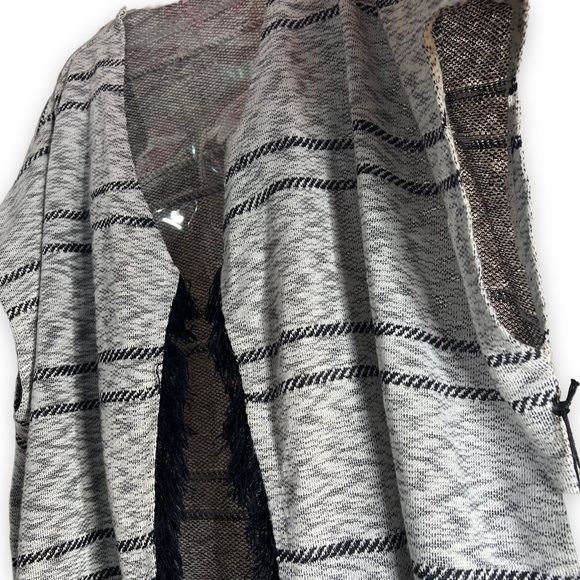 NEW Dex Women’s Knit Short sleeve Cardigan Poncho Shawl Gray & Black Size S or M - Picture 2 of 8